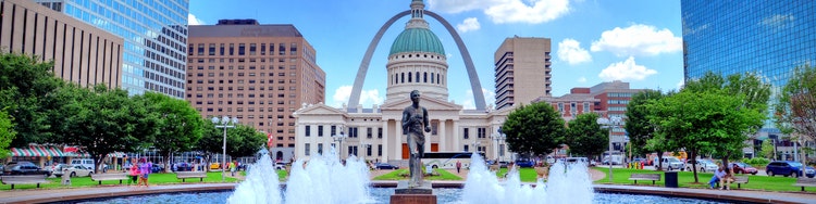 kiener-plaza-and-the-gateway-arch-in-st-louis-missouri